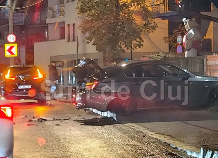 Accident pe strada Traian Vuia din Cluj-Napoca! Un bolid a ajuns pe trotuar, iar bucăți din caroserie sunt împrăștiate pe șosea