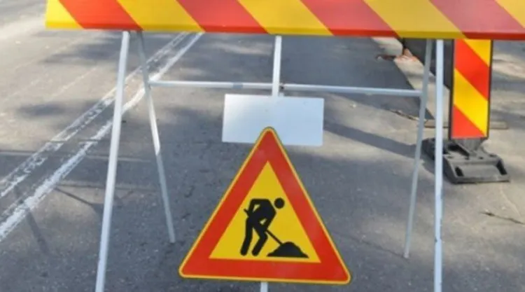 Coloane la intrare în Cluj-Napoca! Trafic restricționat pe DN1, spre Cluj-Napoca, până la ora 17.00: Se montează parapeți din beton