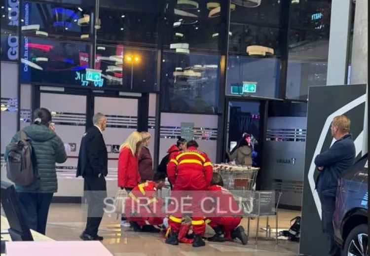 VIDEO. Panică la Iulius Mall Cluj! Un echipaj SMURD a intervenit de urgență pentru o femeie
