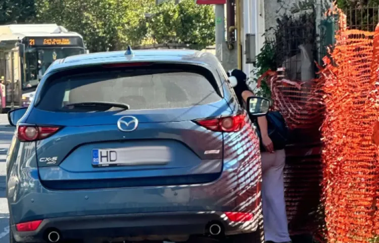 Trotuarele din Cluj-Napoca sunt transformate în parcări! Pietonii sunt obligați să se strecoare printre mașini