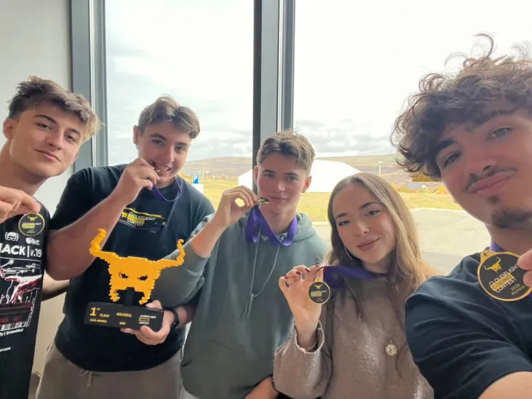 Clujul are campioni la programare! Patru elevi de la „Avram Iancu” și o colegă de la „Lucian Blaga”, locul I în țară și locul 7 în lume la un concurs uriaș