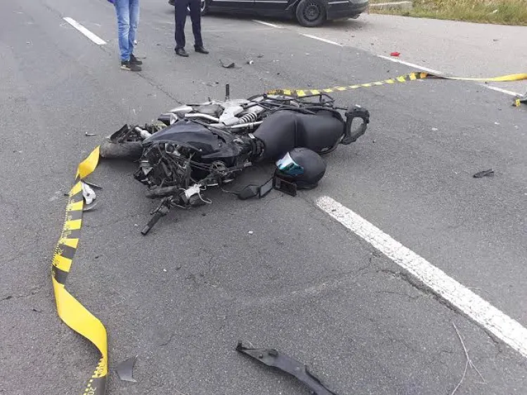 Accident violent în Cluj! Un motociclist a ajuns în spital după ce a fost proiectat în șanț. Șoferul de 76 de ani care l-ar fi lovit nu s-ar fi asigurat