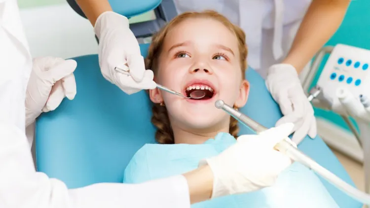 Cum ar putea fi ajutat smalțul dentar să se refacă: Hidrogelul dezvoltat de o echipă de cercetători de la UMF Cluj va ajuta în special copiii