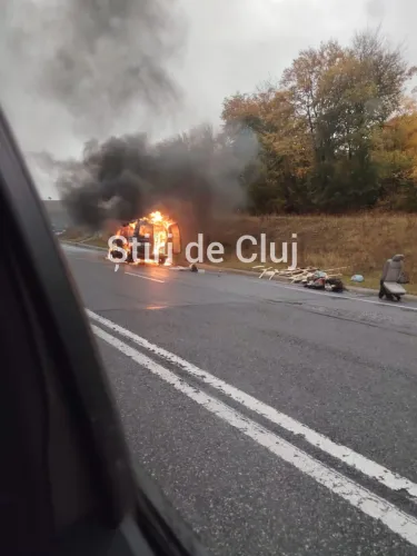 VIDEO. Încă o mașină a luat foc la Cluj. E a doua pe ziua de azi. Pompierii intervin chiar ACUM pe centura Vâlcele -Apahida, Cluj! 