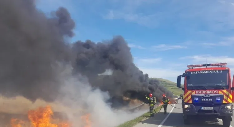 VIDEO. Încă o mașină a luat foc la Cluj. E a doua pe ziua de azi. Pompierii intervin chiar ACUM pe centura Vâlcele -Apahida, Cluj! 