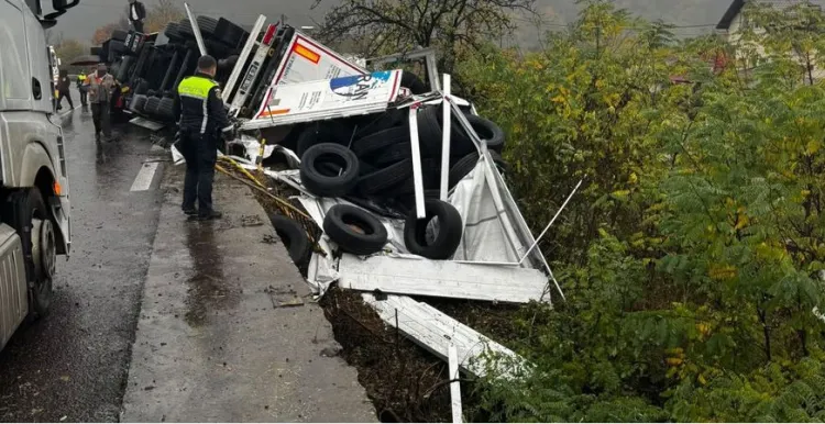 Trafic blocat complet pe Valea Oltului, după un accident cu un TIR! Un șofer turc, vinovat