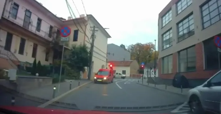 VIDEO. Un șofer de dubiță a intrat pe unde nu avea voie, în Cluj! S-a trezit față în față cu alt autoturism, apoi și-a continuat drumul