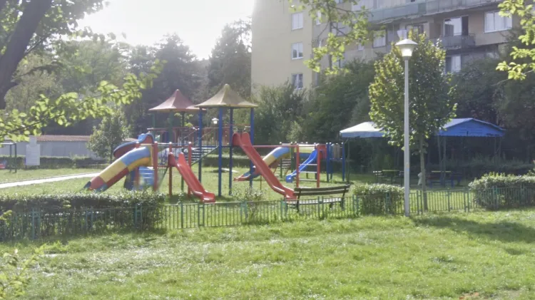 Au făcut parcarea, au uitat ghena! Containerele de gunoi stau descoperite pe iarbă, lângă un loc de joacă din Cluj-Napoca. Gunoaiele, împrăștiate peste tot