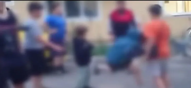 Copil de 10 ani, bătut și lovit cu un bici improvizat pe o stradă din Florești. Doi localnici au intervenit: „L-au aruncat pe jos și îl loveau”