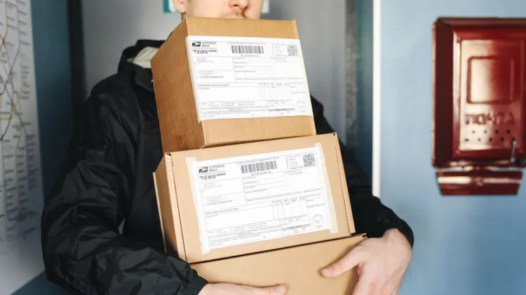 Taxă nouă pentru coletele comandate din China! Românii care cumpără de pe Temu și AliExpress ar putea resimți schimbarea chiar înainte de Black Friday
