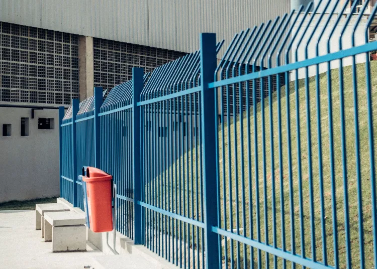 Un gard ridicat fără autorizație ocupă în continuare spațiul verde, în Cluj! Au trecut patru luni de la prima sesizare trimisă de un localnic