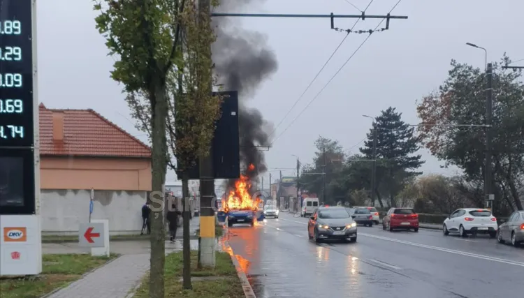 VIDEO. Mașină în flăcări pe strada Traian Vuia din Cluj-Napoca! Focul a cuprins cu totul autoturismul, iar un fum negru și dens se ridică deasupra șoselei