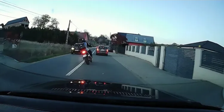 VIDEO. Motociclist, la un pas de impact frontal pe o șosea din Cluj! A intrat în depășire fără să țină cont de nimic: „Te consider donator de organe!”