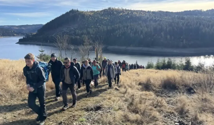 Lumea a luat cu asalt noul traseu de la Beliș, Cluj! 200 de turiști au urcat sâmbătă pe Vârful Pipaș cu salvamontiștii, iar priveliștea spre lac i-a cuceri