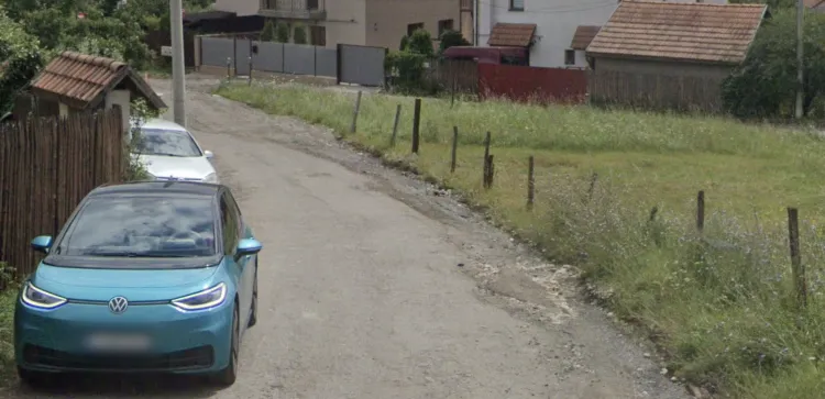 Pe o stradă din Cluj-Napoca nu se mai poate circula pe ambele benzi! Vinovate sunt mașinile parcate pe stradă: Un clujean le cere autorităților o soluție