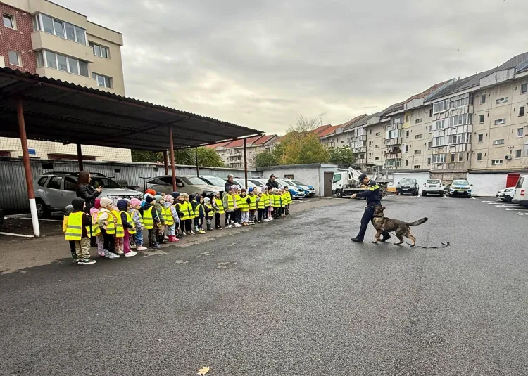 Peste 50 de preșcolari au devenit „polițiști pentru o zi” la Turda! Au văzut câini dresați în acțiune, și-au lăsat amprentele și au primit legitimații