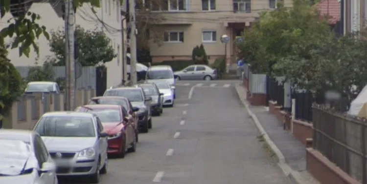 Haos zilnic pe o stradă din Cluj-Napoca: Mașini parcate sub semnele de interzis, o bandă blocată și două grădinițe private în centrul scandalului