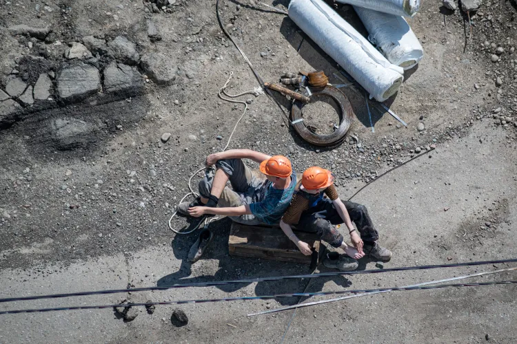 Pericol pe o stradă din Cluj! Asfaltul a fost spart în urma unor lucrări, iar drumul nu a mai fost reparat, acuză un locuitor