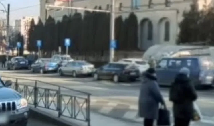 Haos total pe o stradă din Cluj-Napoca: Mașinile au ocupat trotuarul în totalitate: Oamenii nu mai au pe unde să meargă pe jos!
