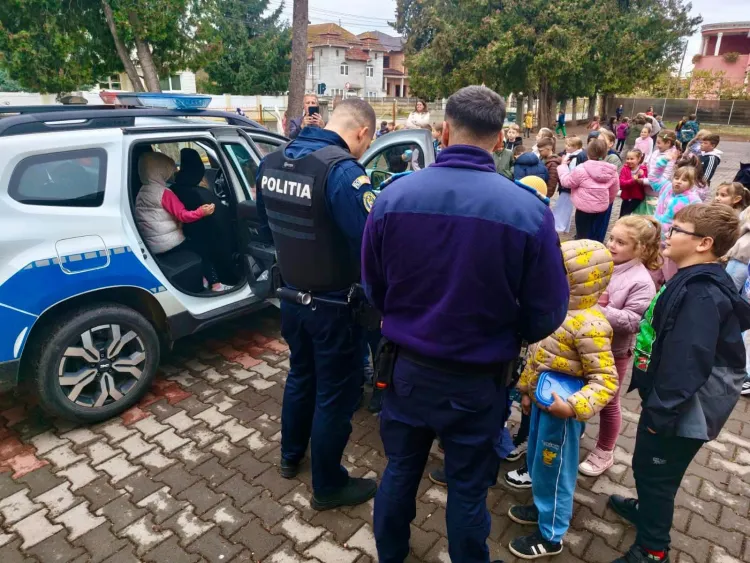 Polițiștii au intrat în clasă, în Cluj! Ce le-au spus celor 110 copii de la pregătitoare la clasa a II-a despre pericolele de pe stradă și trotinetă