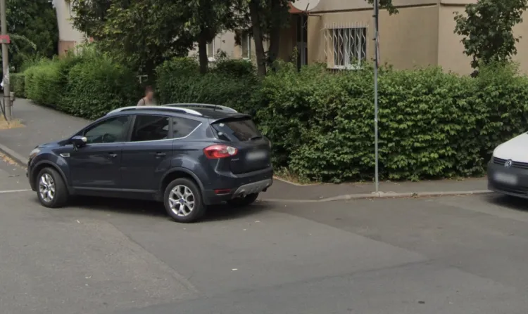 Trotuarul blocat zilnic de mașini pe o stradă din Cluj-Napoca: Un clujean, sătul de parcările ilegale, cere stâlpișori: „Amenzile nu rezolvă nimic”