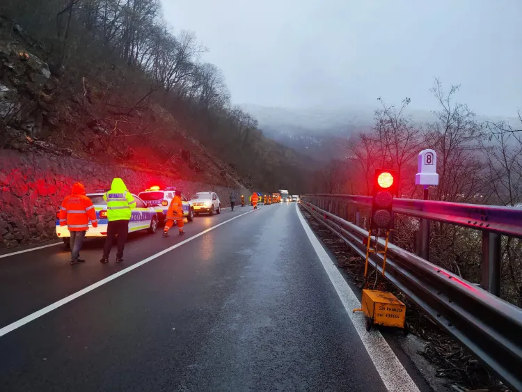 Aglomerație și coloane de mașini pe DN1F. Șoferii, nevoiți să aștepte la semafor