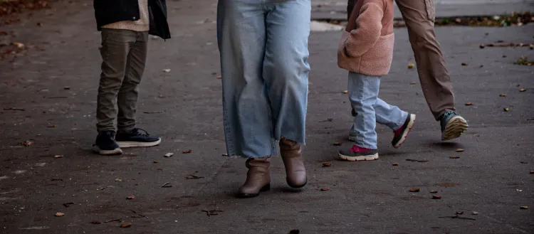 Salariul minim, departe de nevoile românilor! Cât costă un trai decent în 2026 pentru o familie și ce diferență uriașă există între venituri și cheltuieli