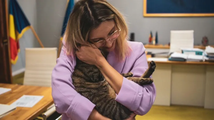 Diana Buzoianu nu s-a putut dezlipi de „mascota” Ministerului Mediului! Fosta ministră a luat-o acasă pe Leia: „Nu m-am putut despărți de ea”