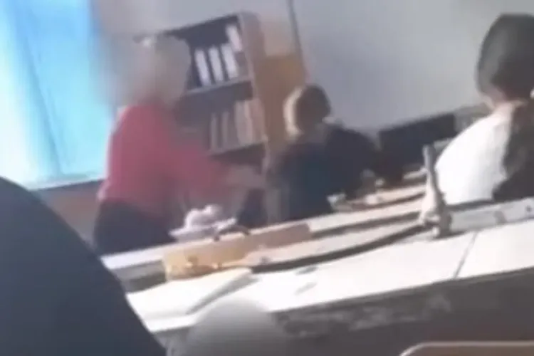 O profesoară a fost atacată de o elevă de 14 ani. Adolescenta i-a provocat răni la cap și a fost trimisă în judecată