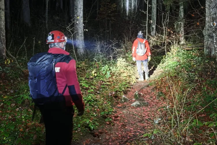 Misiune contra cronometru pentru salvamontiști! Doi turiști de 19 ani au cerut ajutor după ce au rămas în beznă într-o drumeție în munți