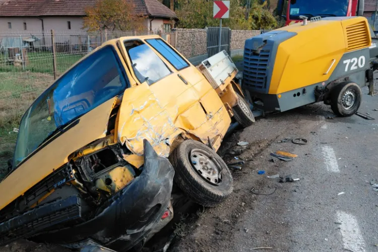 Accident grav în Cluj, pe drumul morții Cluj-Oradea ! Un șofer a intrat pe contrasens și s-a izbit de o autoutilitară cu remorcă. Trei bărbați răniți