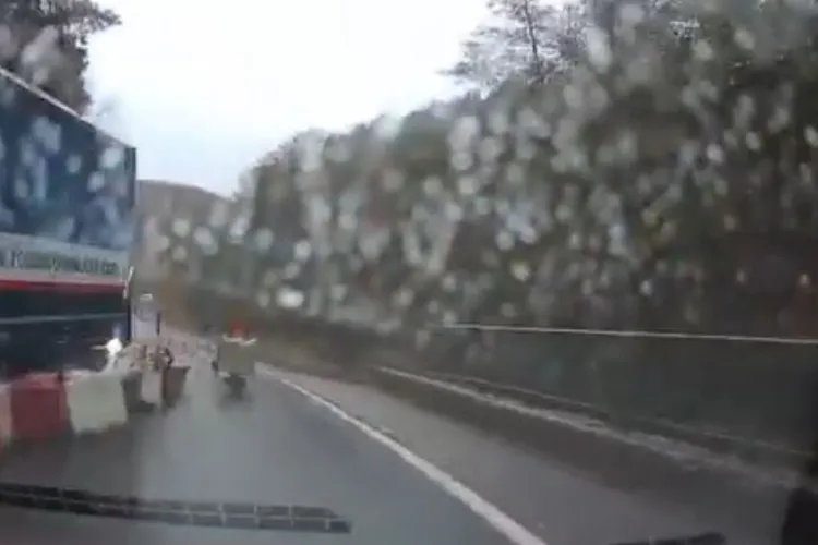 VIDEO. Un șofer de TIR din Cluj, la un pas să provoace o nenorocire pe drum! A fugit de la locul faptei
