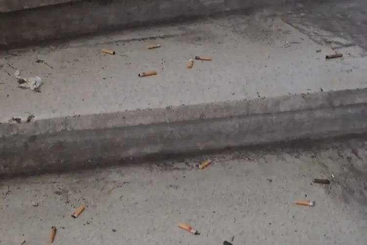 VIDEO. Chiștoace, doze și urme de urină pe scările unui spațiu comercial din Cluj. Revolta unui localnic: „Nu le pasă ce lasă în urma lor”