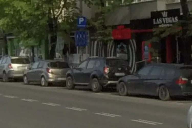 Un clujean s-a săturat de mașinile de pe trotuar și cere stâlpișori pe toată strada! Pe Calea Florești, roțile au distrus spațiul verde: „Noroiul rămâne”