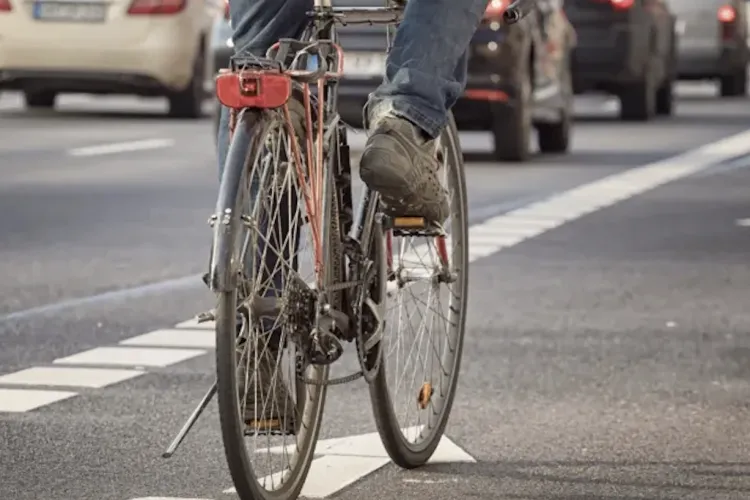 Capcana care îi pândește pe bicicliștii și trotinetiștii din Cluj pe ploaie! Polițiștii avertizează: șinele de tramvai devin alunecoase. Cum să le treci