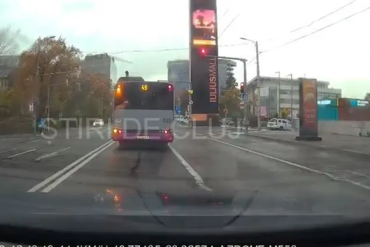 VIDEO. Șofer CTP, filmat când trece pe roșu! A fost la un pas să provoace un accident pe cea mai lungă linie din oraș