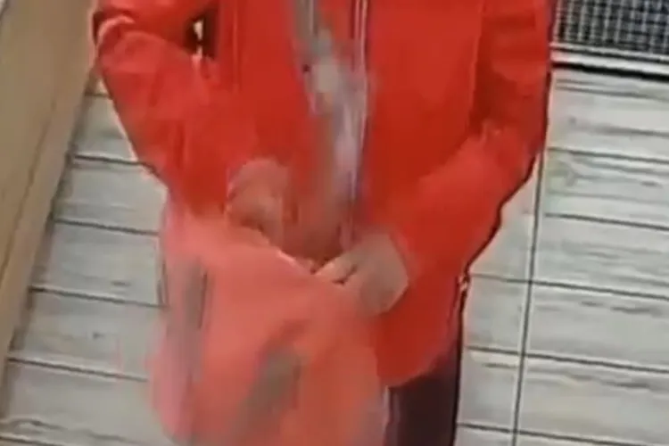VIDEO. Furt cu tupeu într-un magazin din Florești! O femeie a fost surprinsă de camere în timp ce își umplea geanta cu produse. „Nu ți-e rușine?”
