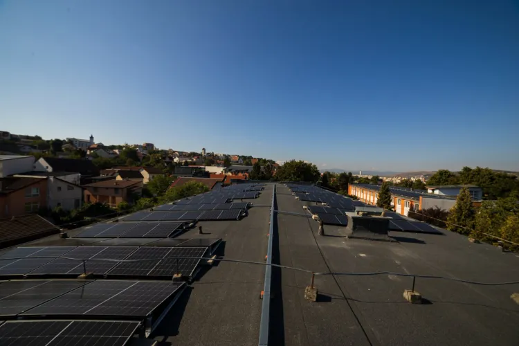 Schimbare uriașă în Campusul Hașdeu din Cluj! UBB a pus panouri fotovoltaice de aproape 6,5 milioane de lei pe cămine și cantină: Ce se schimbă