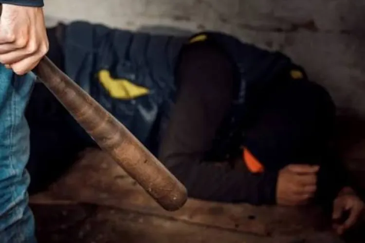 Nimeni nu l-a mai putut opri pe un clujean! A strâns de gât un bărbat de 61 de ani și a intrat peste un tânăr cu bâta în mână: De la ce a pornit totul