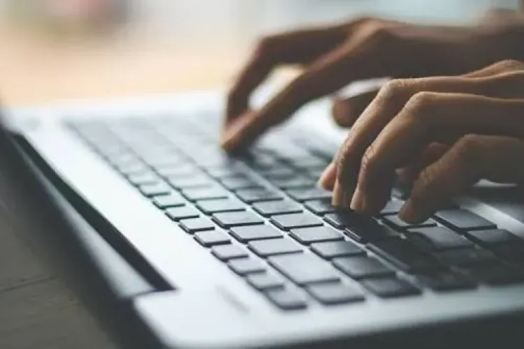 Paradoxul digital al României: 95,5% dintre case au internet, dar doar 9% dintre români își fac programarea la medic online. Raportul care ne pune la zid