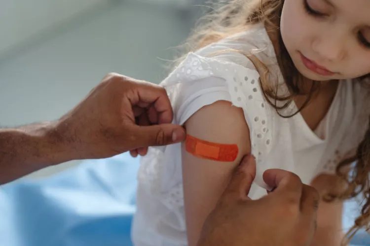 Teoria vaccinurilor care provoacă autism e ca „un zombi care nu moare”: O expertă de la EMA explică de ce mitul încă există și face foarte mult rău