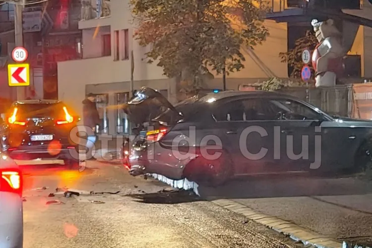 Accident pe strada Traian Vuia din Cluj-Napoca! Un bolid a ajuns pe trotuar, iar bucăți din caroserie sunt împrăștiate pe șosea