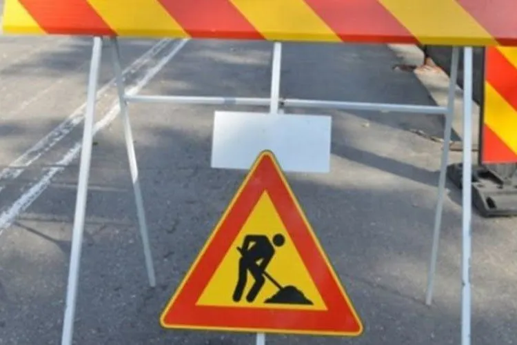 Coloane la intrare în Cluj-Napoca! Trafic restricționat pe DN1, spre Cluj-Napoca, până la ora 17.00: Se montează parapeți din beton