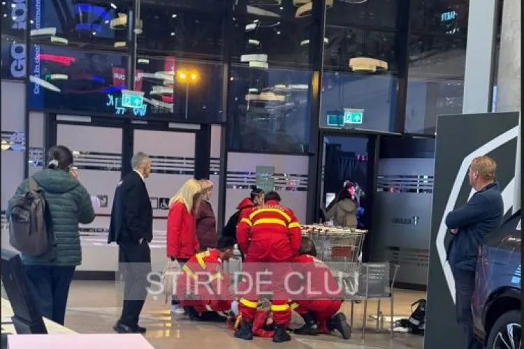 VIDEO. Panică la Iulius Mall Cluj! Un echipaj SMURD a intervenit de urgență pentru o femeie