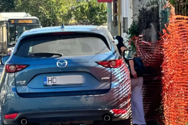 Trotuarele din Cluj-Napoca sunt transformate în parcări! Pietonii sunt obligați să se strecoare printre mașini