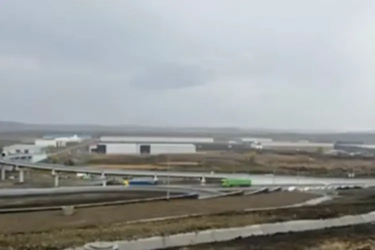 VIDEO. După ani de cozi și treceri peste calea ferată, pasajul de la Jucu spre Tetarom III intră în linie dreaptă. Primarul: „Sunt ultimele retușuri”