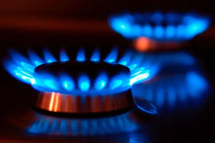 Lovitură pentru români: facturile la gaze s-ar putea dubla de la 1 aprilie! Gazul a trecut de 100 de euro/MWh, iar un vârf de 180 de euro nu e exclus