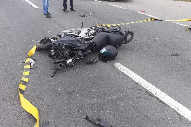 Accident violent în Cluj! Un motociclist a ajuns în spital după ce a fost proiectat în șanț. Șoferul de 76 de ani care l-ar fi lovit nu s-ar fi asigurat