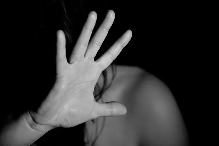 Și-a lovit concubina cu pumnii și palmele în cap, dar va rămâne în libertate! Judecătorii clujeni i-au înlocuit pedeapsa cu închisoarea