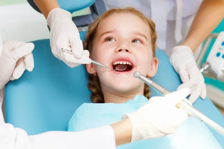 Cum ar putea fi ajutat smalțul dentar să se refacă: Hidrogelul dezvoltat de o echipă de cercetători de la UMF Cluj va ajuta în special copiii